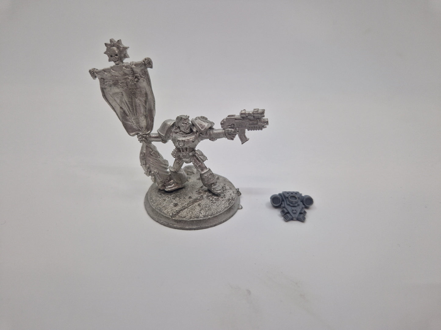 Oldhammer Ultramarines Standard Bearer  Limited Collectors